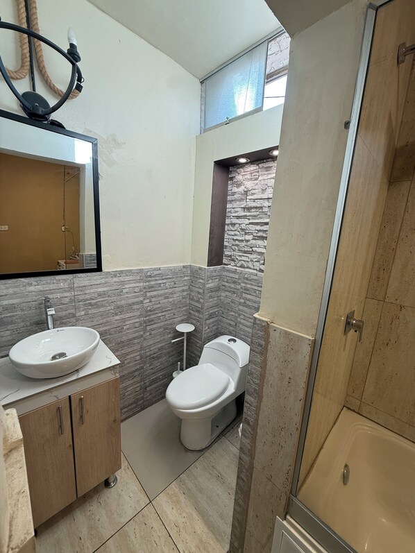 Royal Apartment, Resort View | Bathroom | Shower, hair dryer, towels, soap - La terraza del Portal (Arequipa)