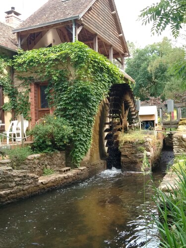 Au bord du bief du moulin, une chambre calme, accès et salle de bain privative