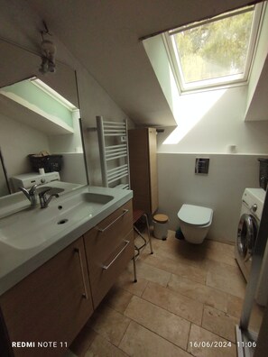 Towels, soap, shampoo, toilet paper