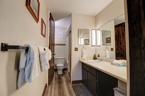 Sèche-cheveux, serviettes fournies