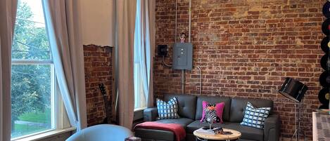 Smart TV, books, stereo