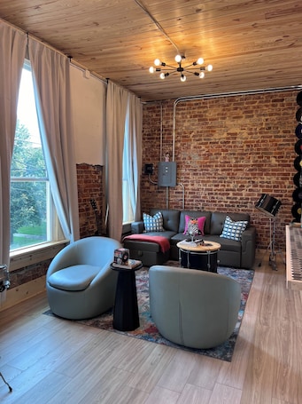 TV connectée, livres, chaîne hi-fi. Hidden Station. 2 bedroom pet friendly apartment in the heart of Horse Cave Ky.