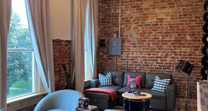 Hidden Station. 2 bedroom pet friendly apartment in the heart of Horse Cave Ky.