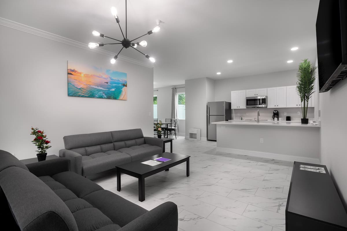 Apartamento, 4 habitaciones | Sala de estar | Una televisión de pantalla plana