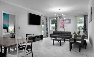 Condo, 3 Bedrooms | Ruang tamu | TV skrin rata 