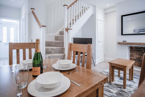 Fleet Street - 2 Bedroom Holiday Home - Swansea