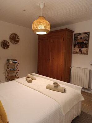 2 bedrooms, iron/ironing board, bed sheets