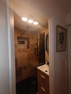 Een haardroger, handdoeken, toiletpapier