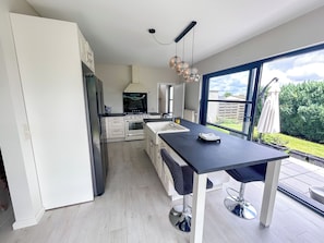 Four Ă micro-ondes, un four, surface de cuisson, lave-vaisselle