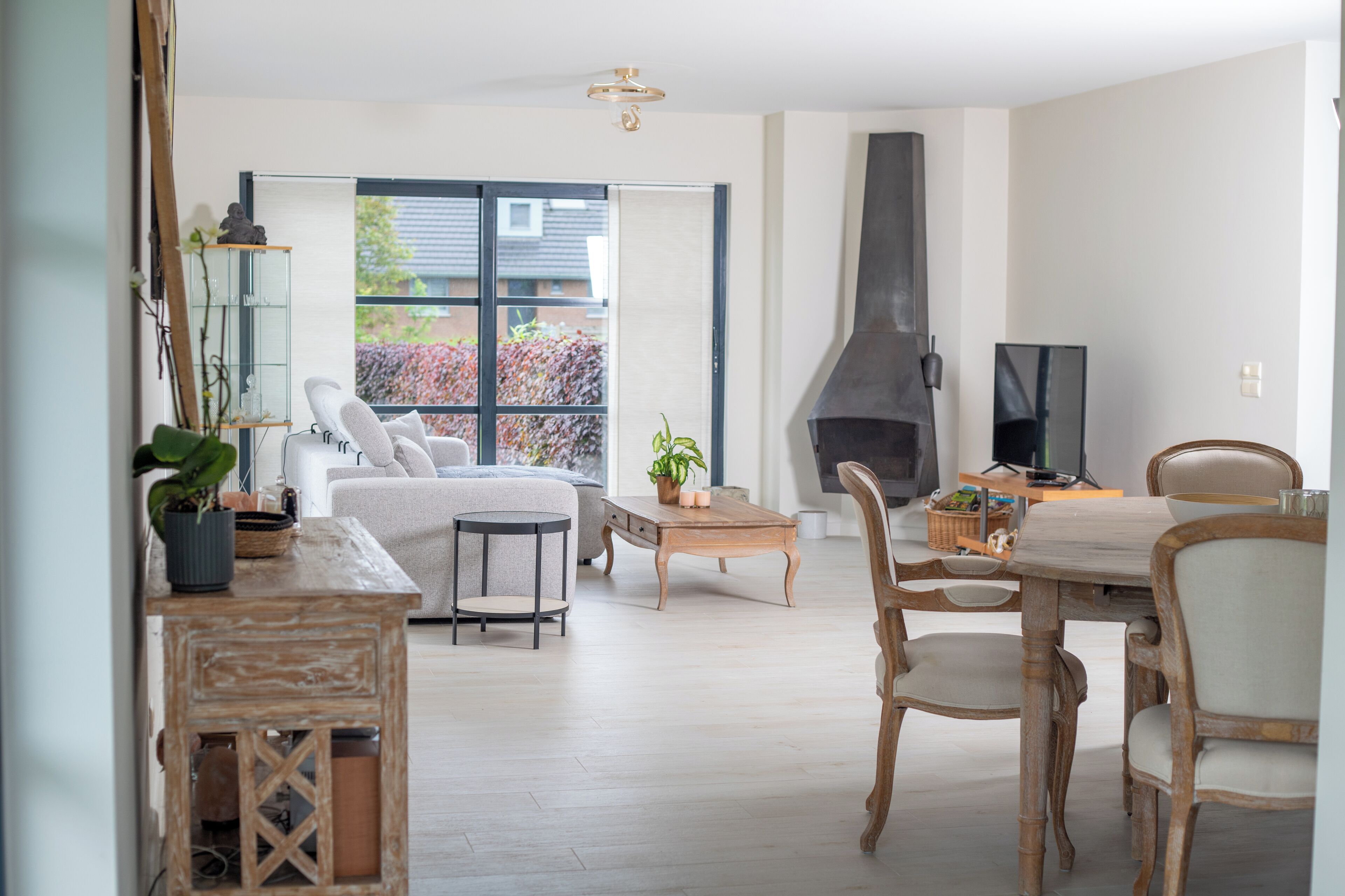 Smart TV, fireplace, printers