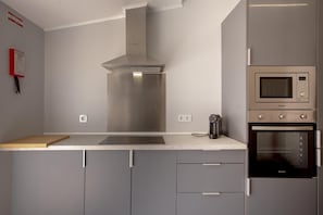 Villa | Private kitchen | Fridge, microwave, oven, stovetop - Charming Ruby House Alvor (Portimão)