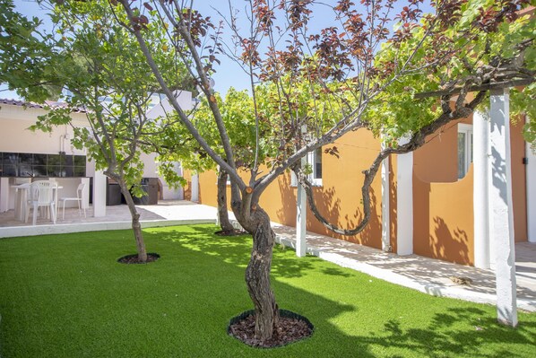 Villa | Property grounds - Charming Ruby House Alvor (Portimão)