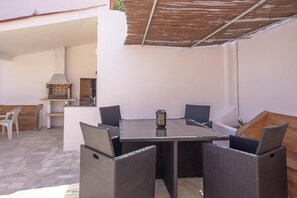 Villa | Outdoor dining - Charming Ruby House Alvor (Portimão)