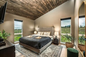 4 bedrooms, desk, iron/ironing board, free WiFi