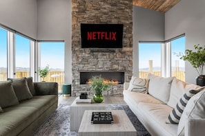 Smart TV - Luxury Log Home with a Hot Tub. (Selfoss)