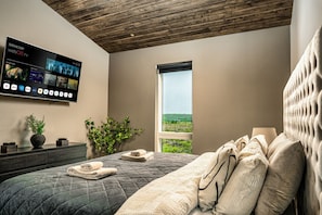 4 bedrooms, desk, iron/ironing board, free WiFi