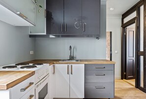 Réfrigérateur, four, plaque de cuisson, cafetière/bouilloire