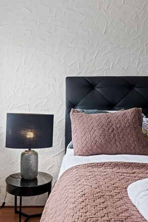 2 室のベッドルーム、アイロン / アイロン台、WiFi (無料)、ベッドシーツ