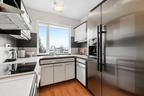 冷蔵庫、電子レンジ、オーブン、コンロ