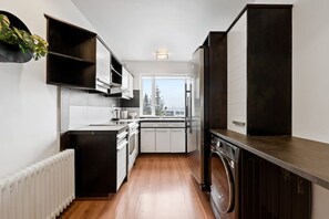 Réfrigérateur, four à micro-ondes, un four, surface de cuisson