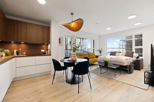 New Apt. Near Smáralind Mall With Private Parking