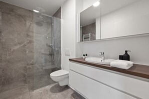 Articles de toilette gratuits, sèche-cheveux, serviettes fournies