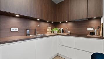 Een koelkast, een microgolfoven, een oven, een kookplaat