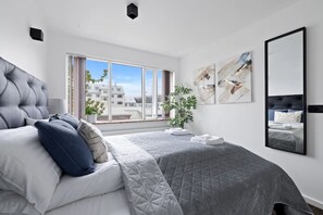 2 slaapkamers, een bureau, een strijkplank/strijkijzer, gratis wifi
