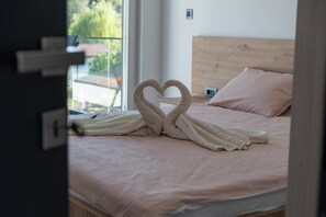 4 slaapkamers, een bureau, een strijkplank/strijkijzer, reisbedje