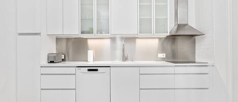 ثلاجة، ميكروويف، فرن، موقد طهي مسطح