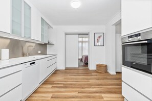 冷蔵庫、電子レンジ、オーブン、コンロ