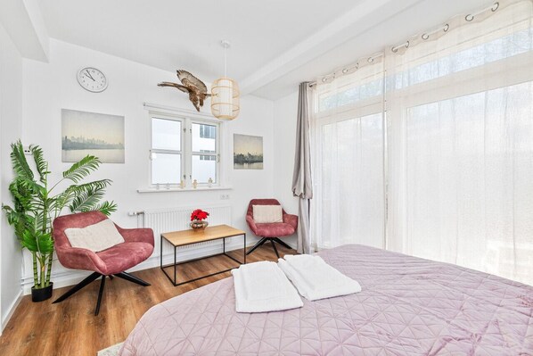 4 bedrooms, desk, iron/ironing board, free WiFi