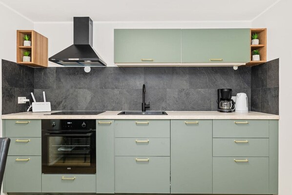 冷蔵庫、電子レンジ、オーブン、コンロ