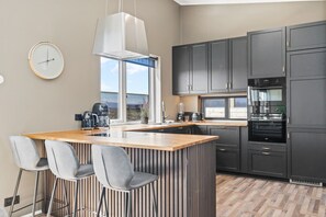 ثلاجة، ميكروويف، فرن، موقد طهي مسطح