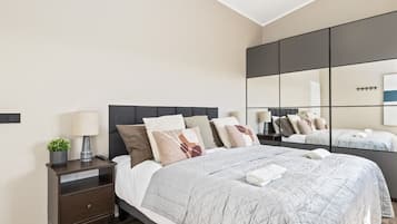 Schreibtisch, BĂŒgeleisen/BĂŒgelbrett, kostenloses WLAN, BettwĂ€sche