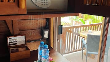 Habitación doble, vista a la alberca | Minibar, wifi gratis y ropa de cama