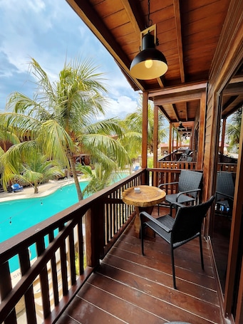 Habitación doble, vistas a la piscina | Balcón. Coconut by ÓOL Hotels