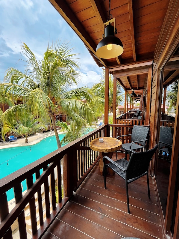 Kahden hengen huone, näköala uima-altaalle | Parveke