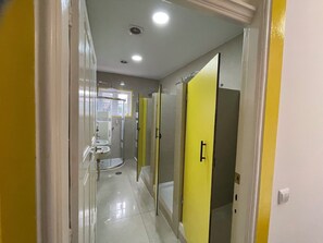 Ducha, jabón, shampoo, papel higiénico
