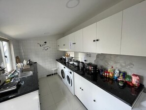 Mini-fridge, microwave, stovetop, cookware/dishes/utensils - Owls Hostel Ildefonso (Porto)