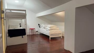 Bed in 6-Bed Mixed Dormitory Room | Free WiFi