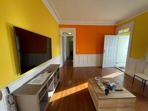 Living area - Owls Hostel Ildefonso (Porto)