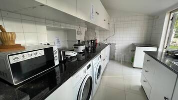 Mini réfrigérateur, micro-ondes, plaque de cuisson