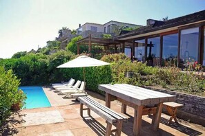 Outdoor dining - Spectacular House facing the sea in Cachagua (Cachagua)