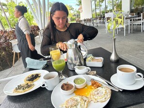 Outdoor dining - Charming 2-bedroom villa in lovely Cancún with AC, fitness room, WiFi (Cancún)