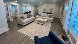 Smart TV, fireplace - Spacious & Modern 2BR Home with Attached Garage (Quincy)