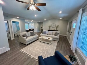 Smart TV, fireplace - Serene & Modern Oasis - Newly Built, Attached Garage, Centrally Located (Quincy)