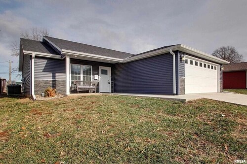 Serene & Modern Oasis - Newly Built, Attached Garage, Centrally Located