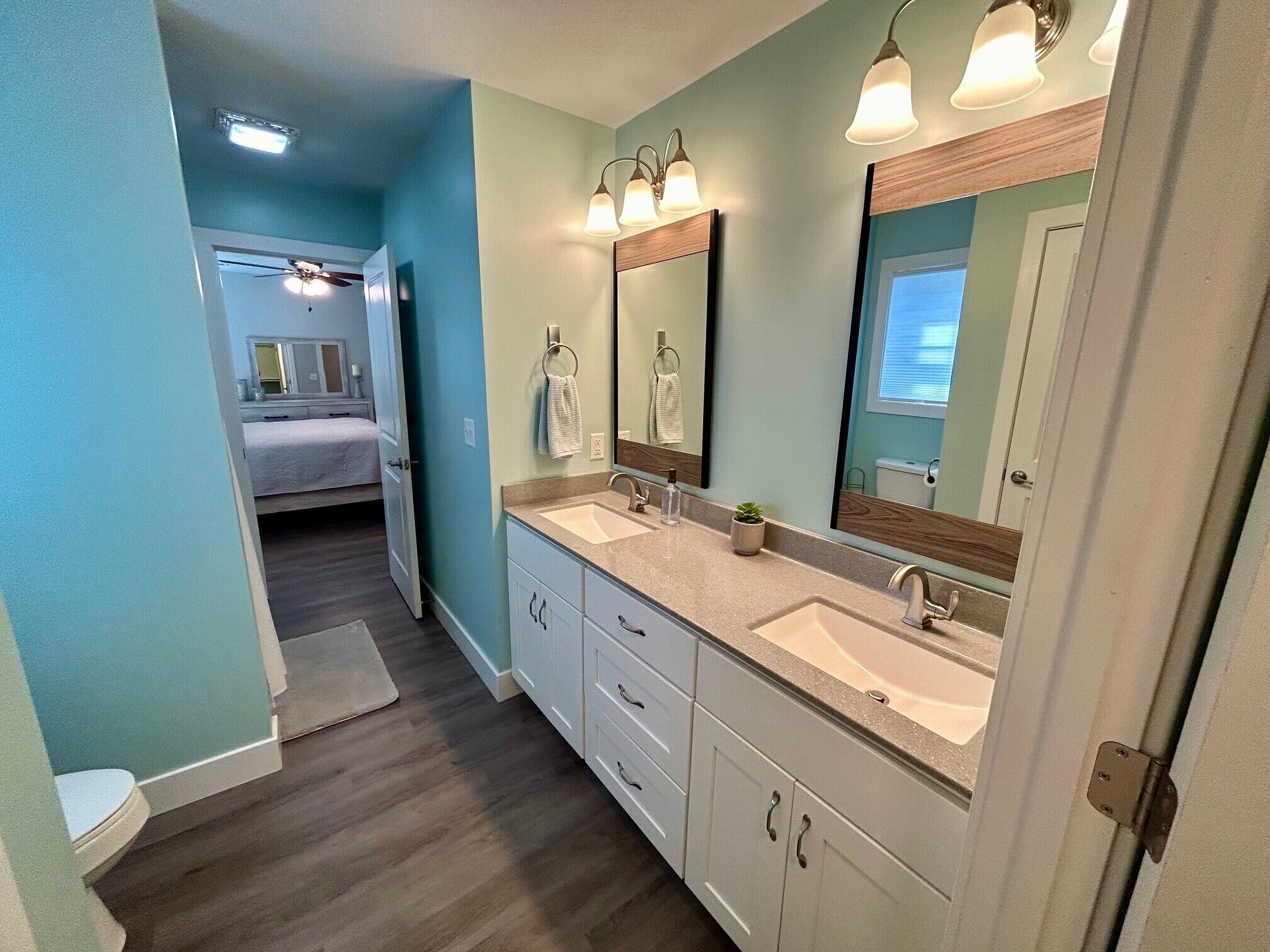 Suihku, hiustenkuivaaja, pyyhkeet, saippua