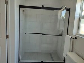 Haartrockner, Handtücher, Toilettenpapier